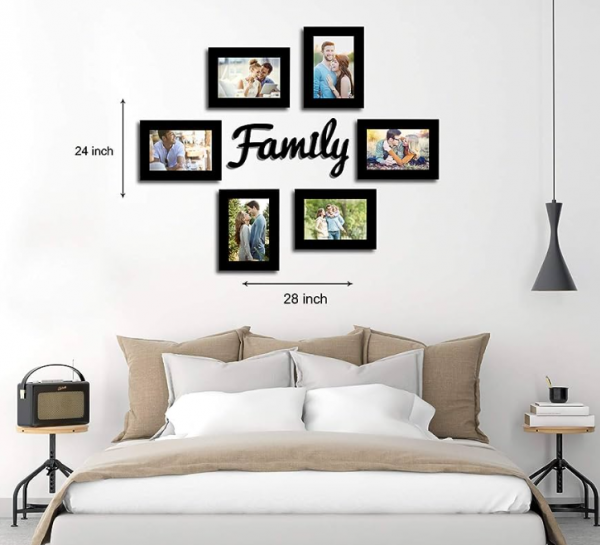 Kamar dengan hiasan dinding bingkai foto keluarga